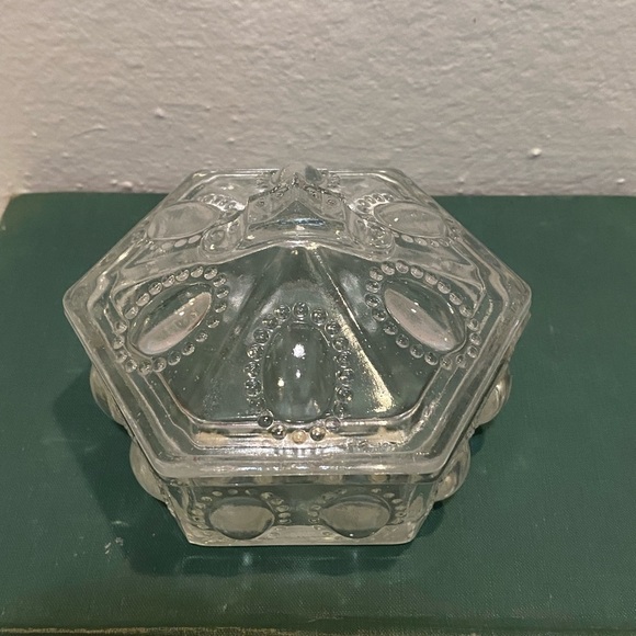 Vintage L.E. Smith Victorian Beaded Glass Hexagonal Trinket Box - Picture 3 of 8